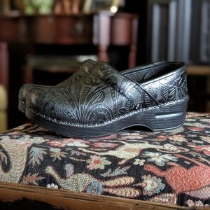 Dansko Professional Embossed Leather Black Clogs Women’s 37 (7–7.5)